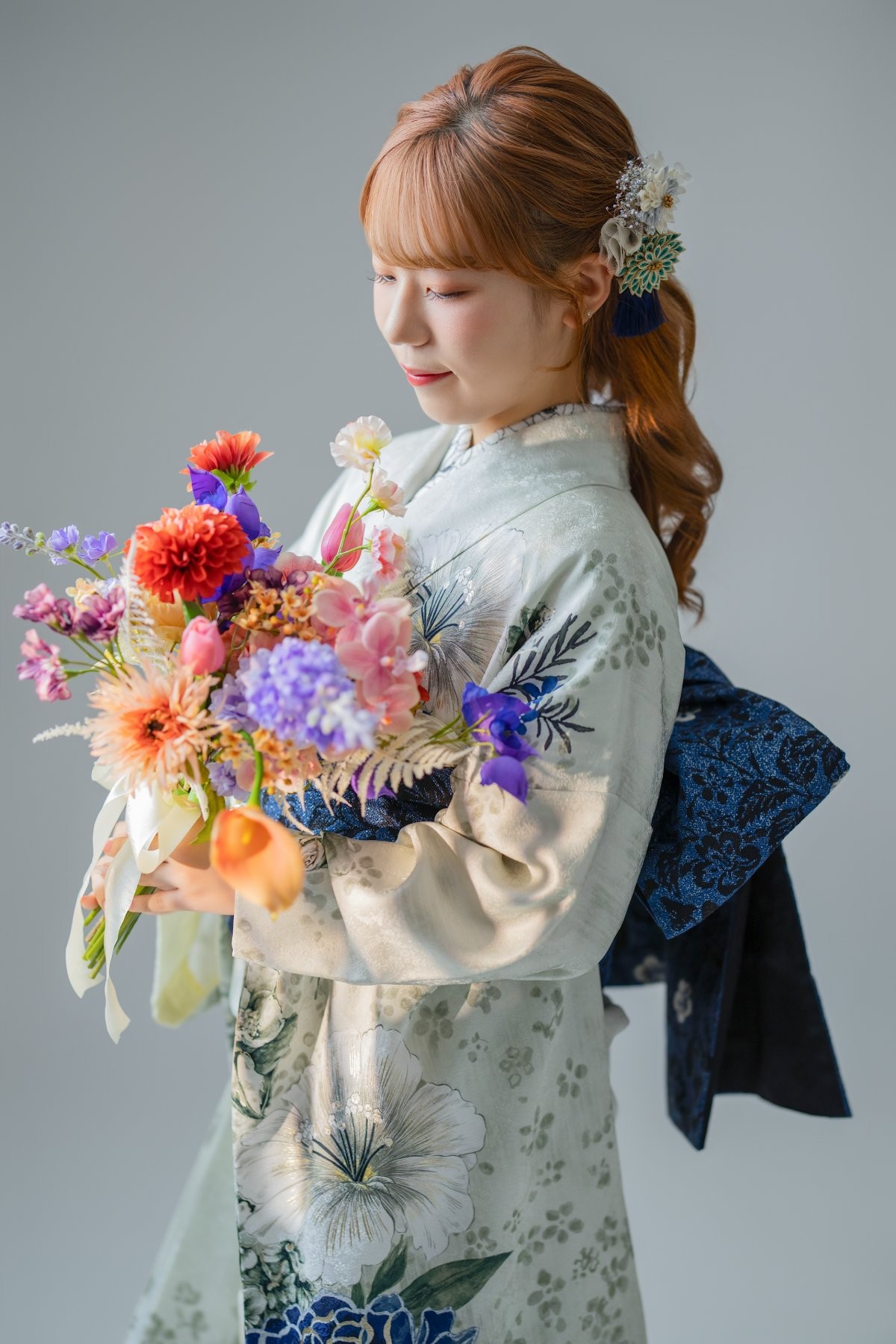 水色の振袖に紺の帯と花束を合わせた成人式の前撮り写真