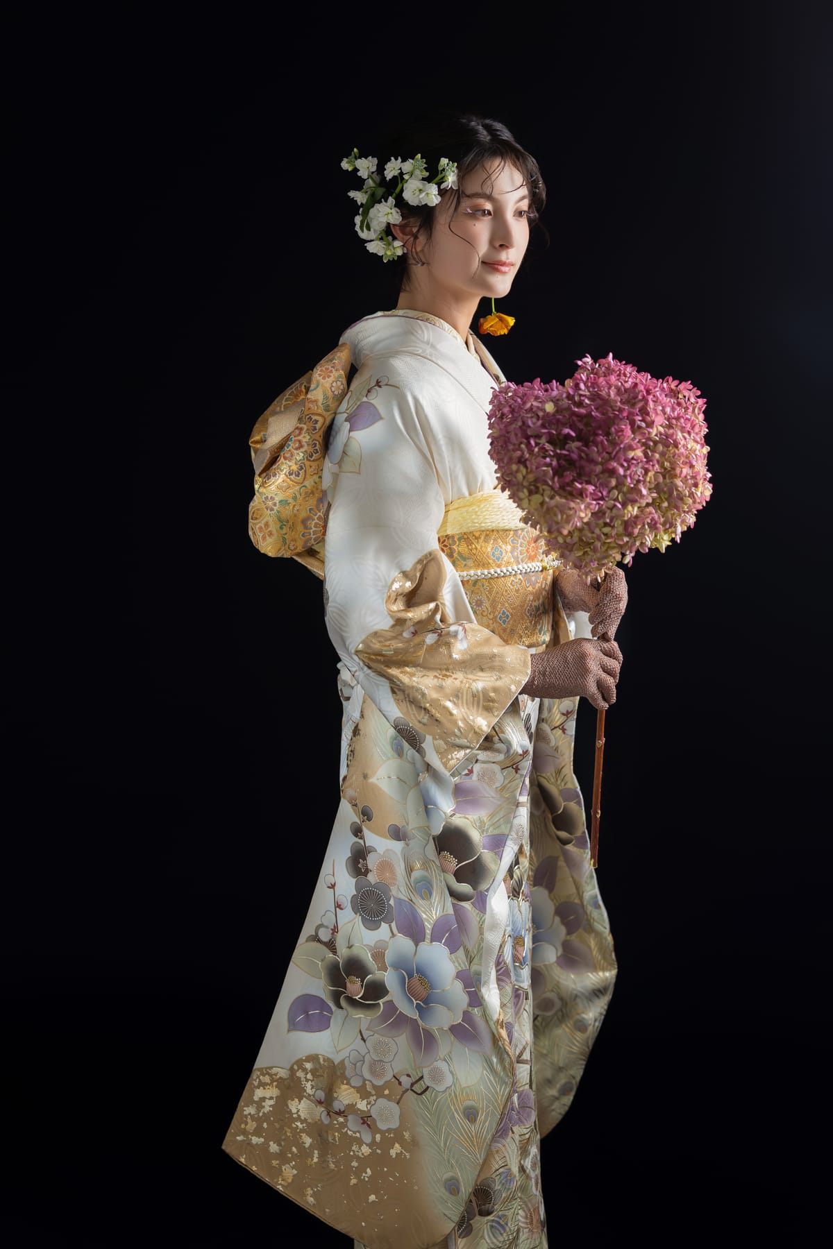 金と生成りの振袖。紫の花束を持った姿です。成人式の前撮り写真