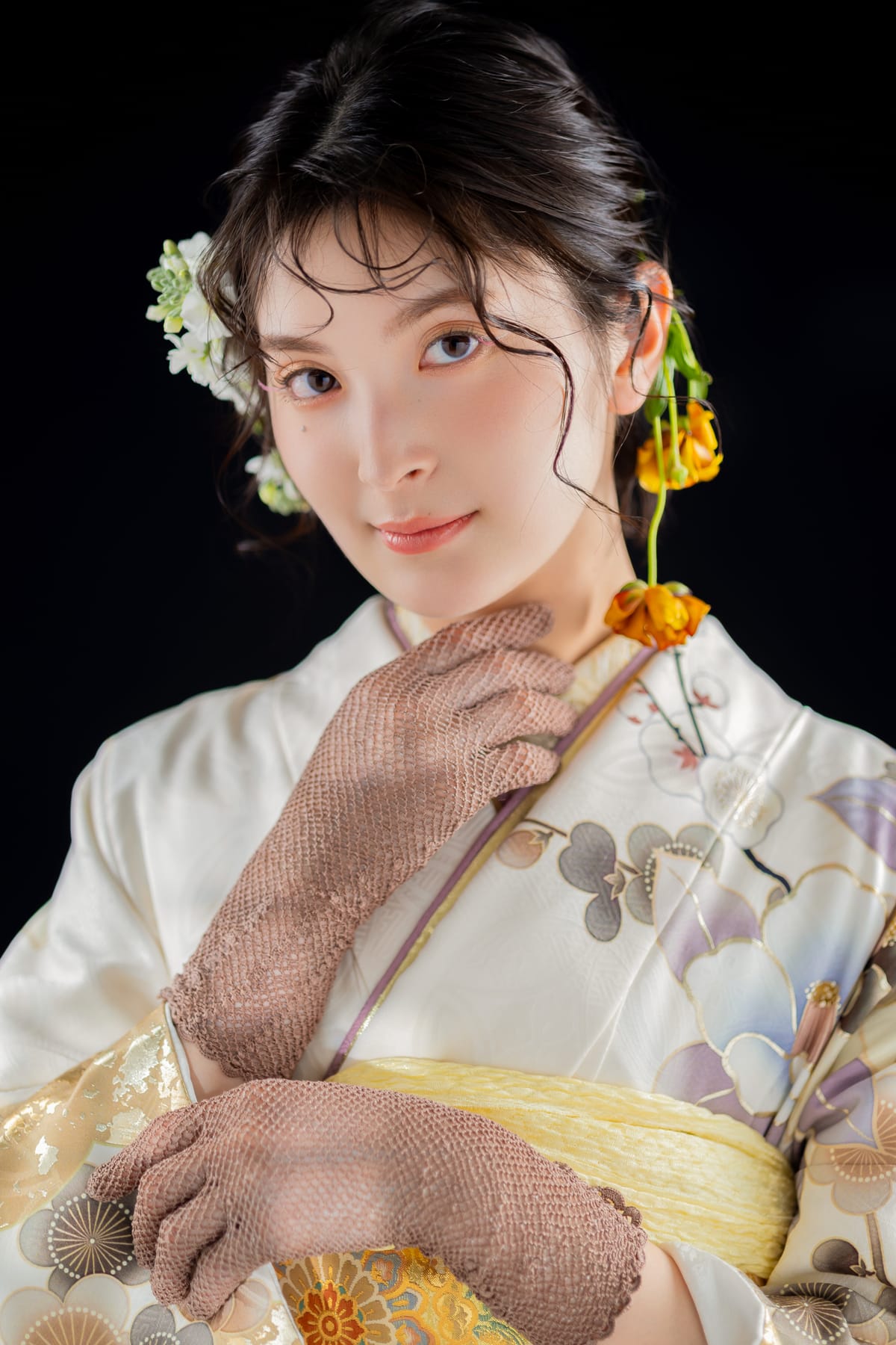白地に花の振袖。オレンジの花を髪に添えた寄りです。成人式の前撮り写真