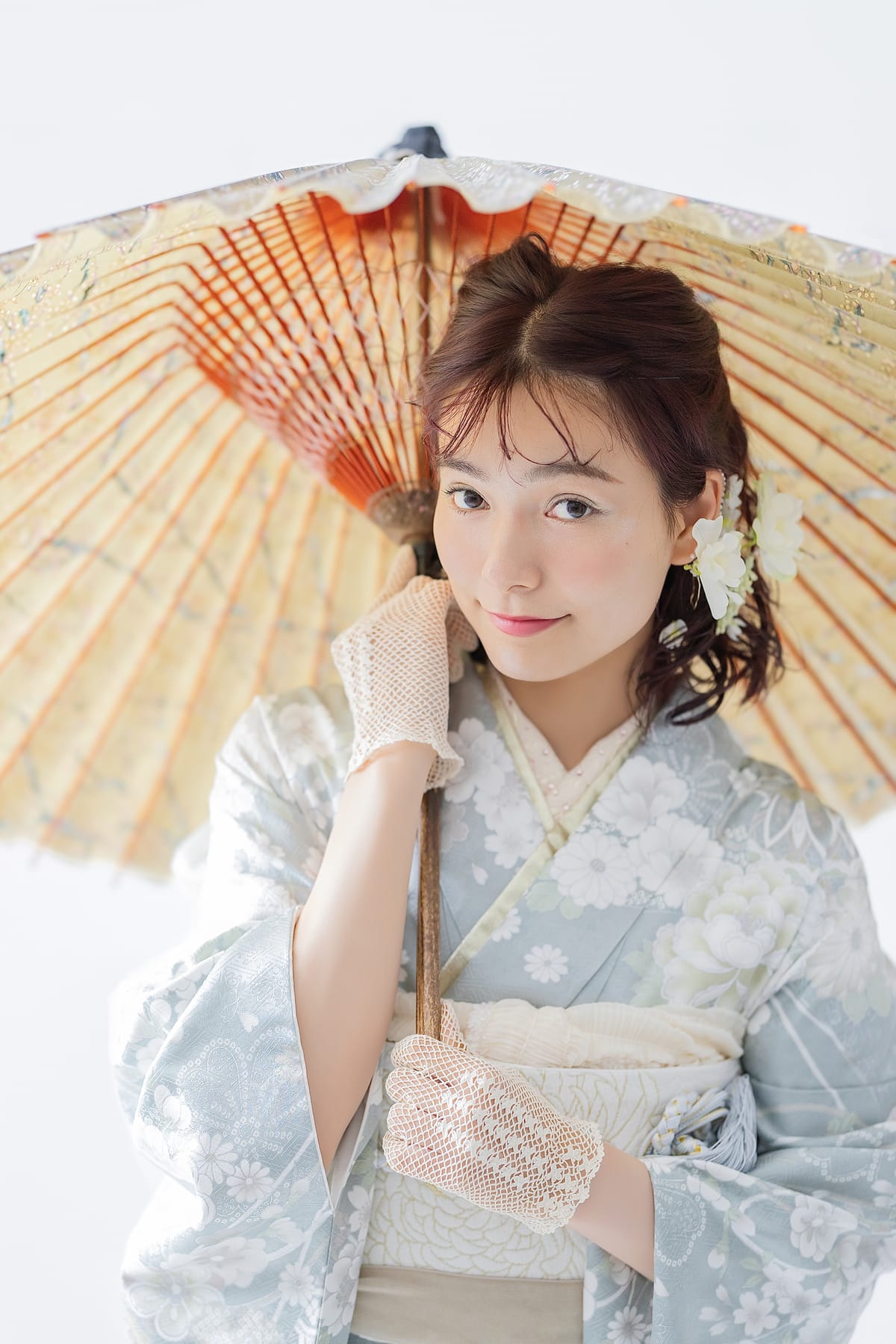 水色の着物。和傘を背にした寄りです。成人式の前撮り写真