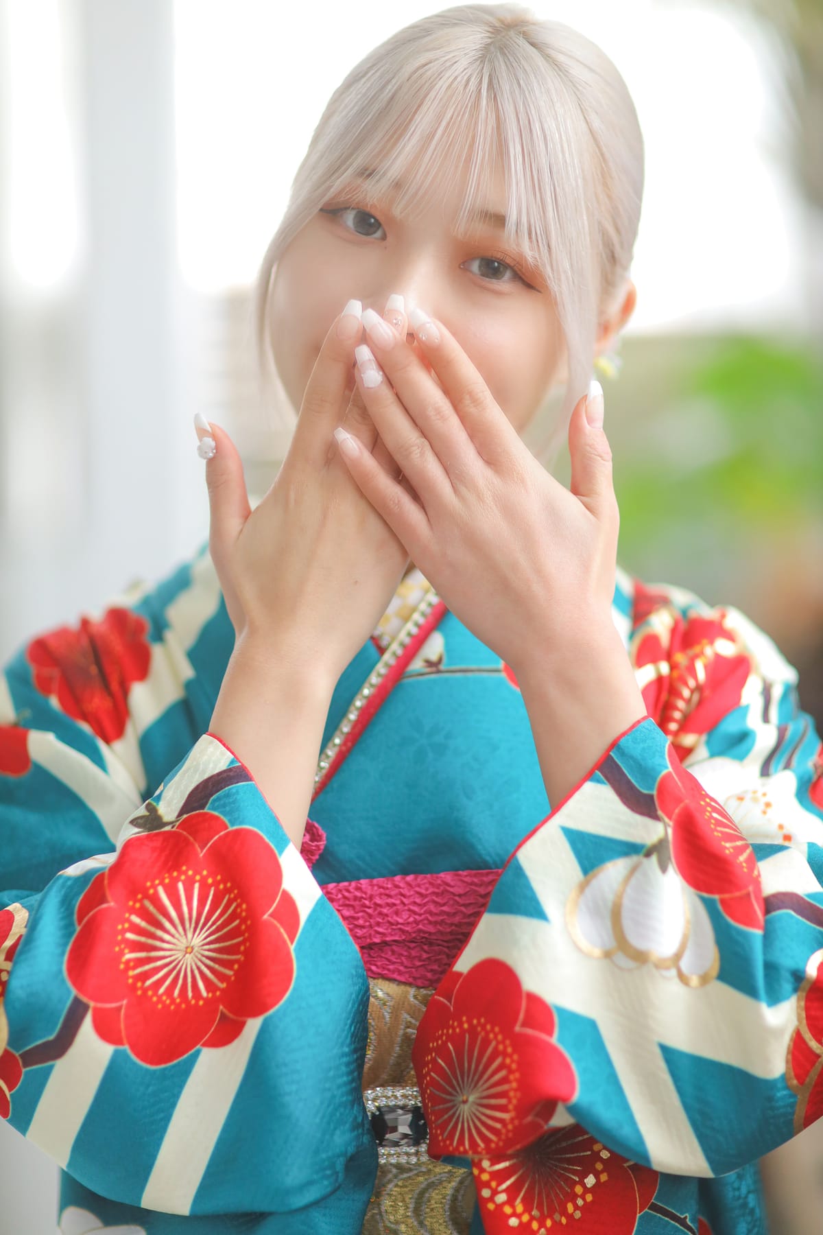 ターコイズの振袖。口元に手を添えた寄りです。成人式の前撮り写真