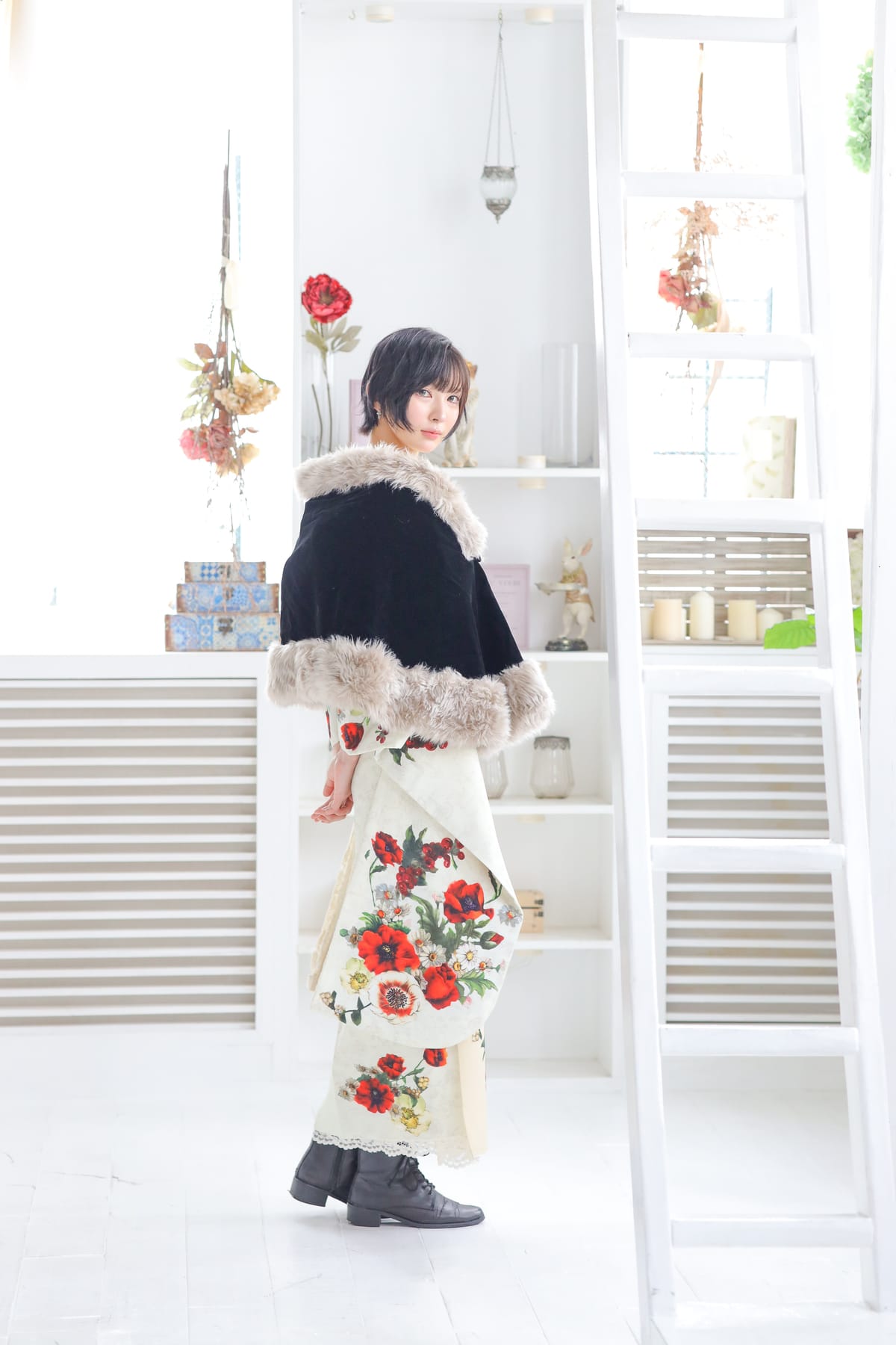 生成りに赤い花の振袖。ファー付きのケープを羽織った全身