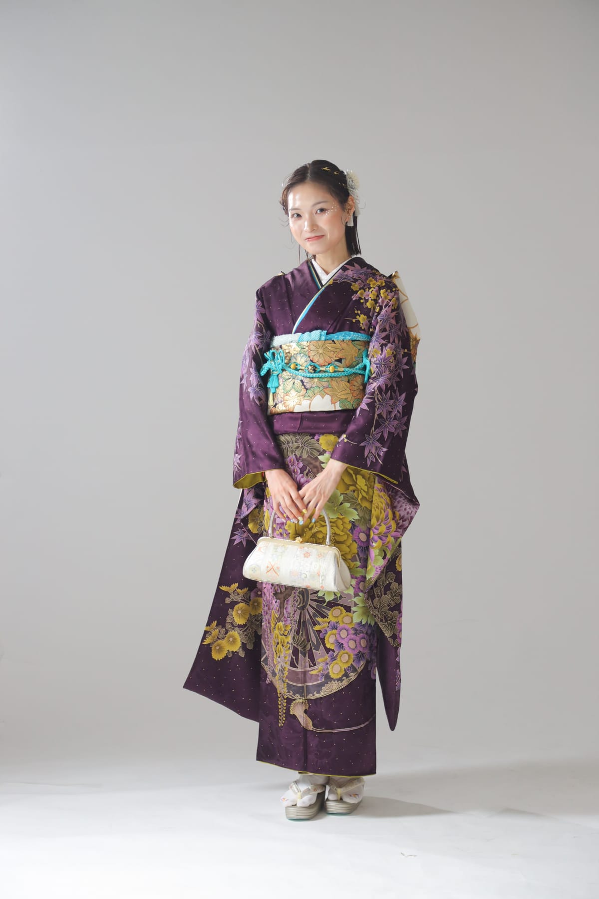 紫の振袖。バッグを持ち草履まで写った全身