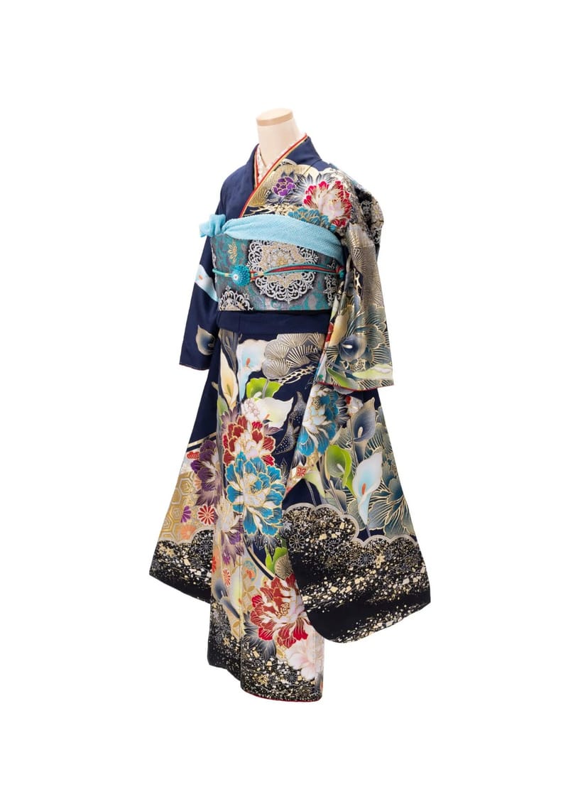 紺地に多色の花の振袖。裾は黒