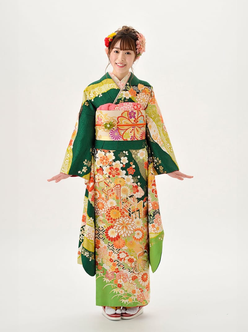 深緑地に彩りの花と金の帯の振袖