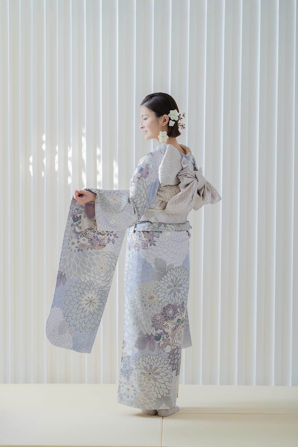 藤鼠に菊と牡丹の振袖。袖を広げた後ろ姿の全身