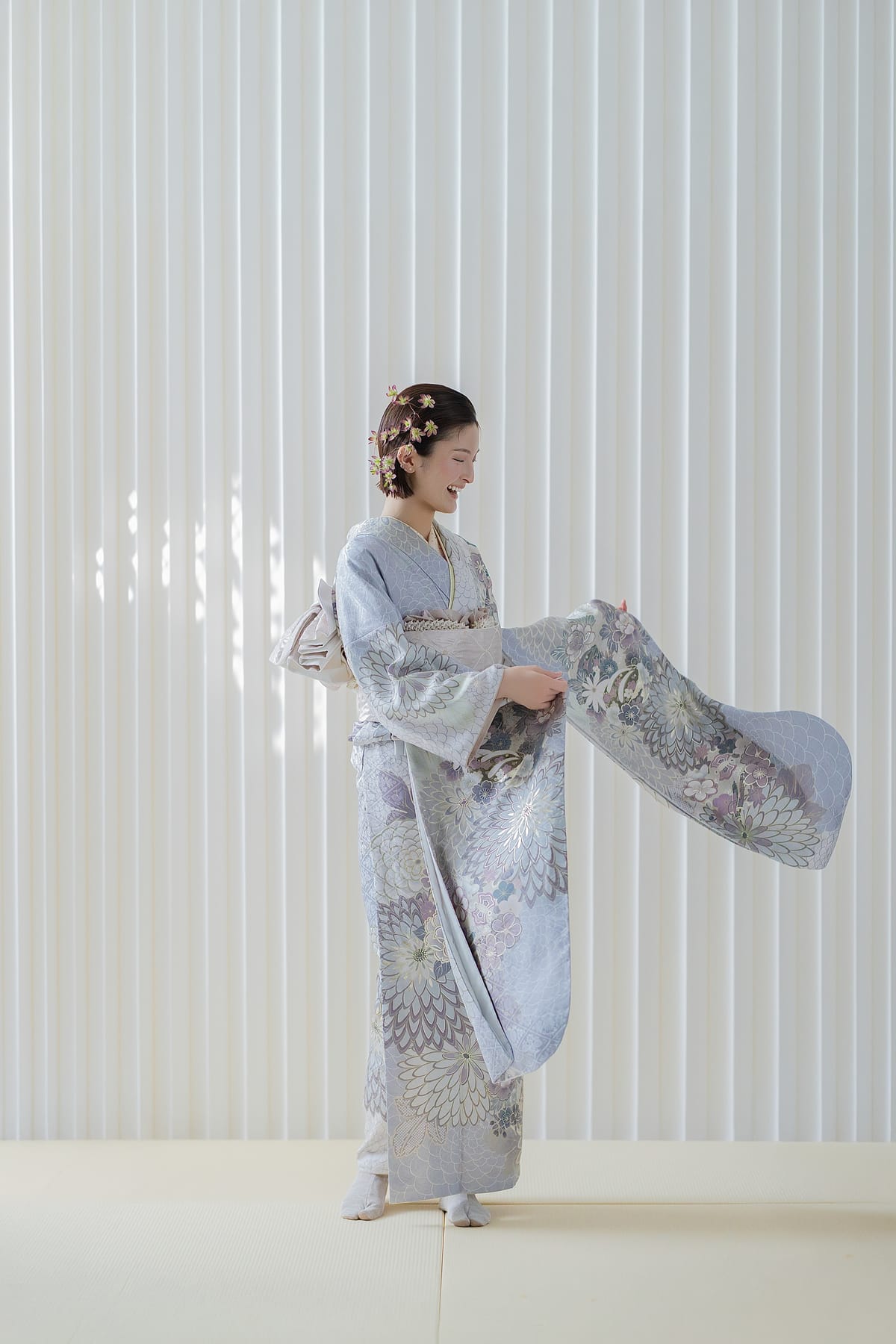 藤鼠の振袖。細かい菊が全体に散った全身