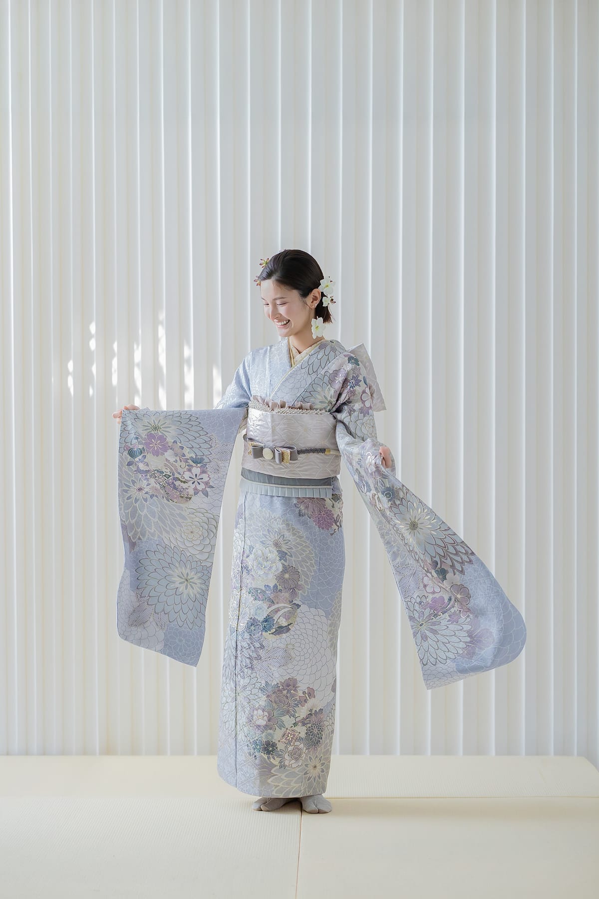 藤鼠の振袖。袖を広げて柄の全体を見せた姿