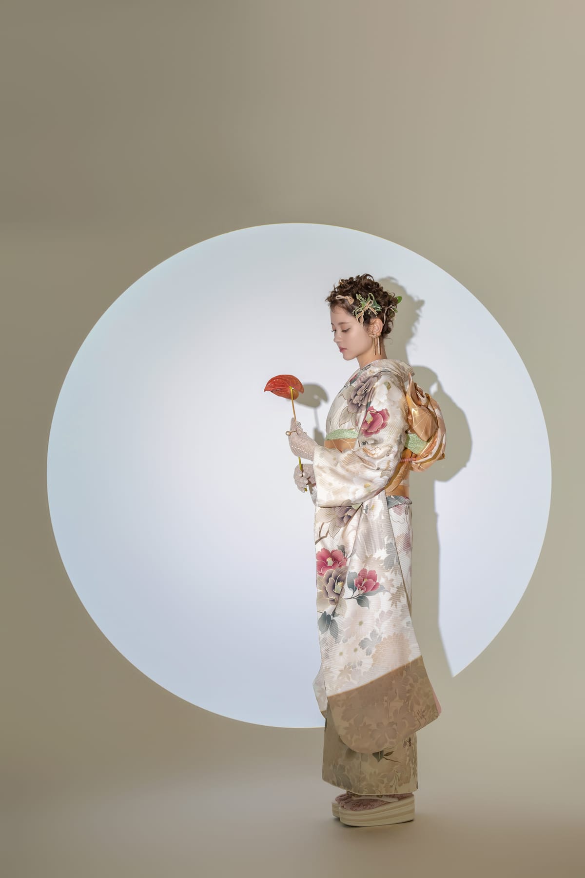 生成りに牡丹の振袖。裾まで写した全身