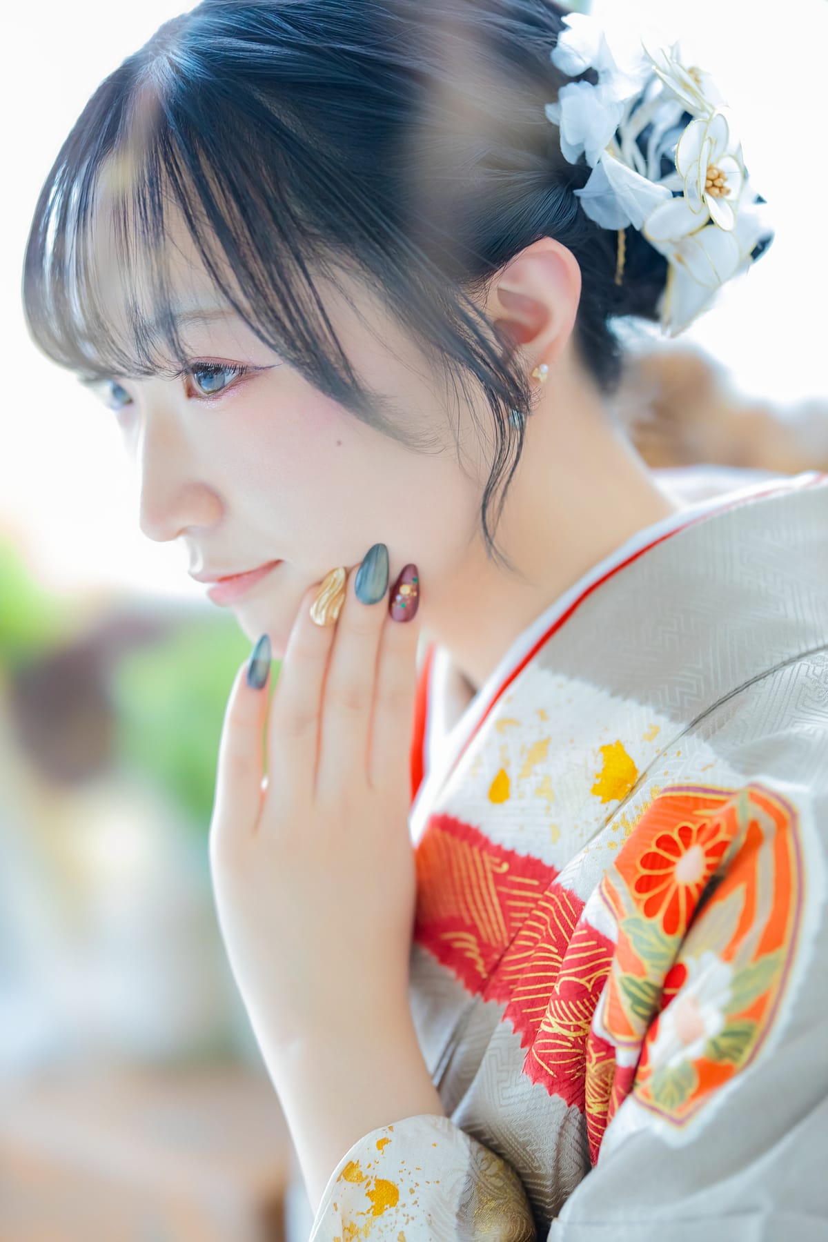衿元の寄り。重ね衿と半衿、袖口が見える