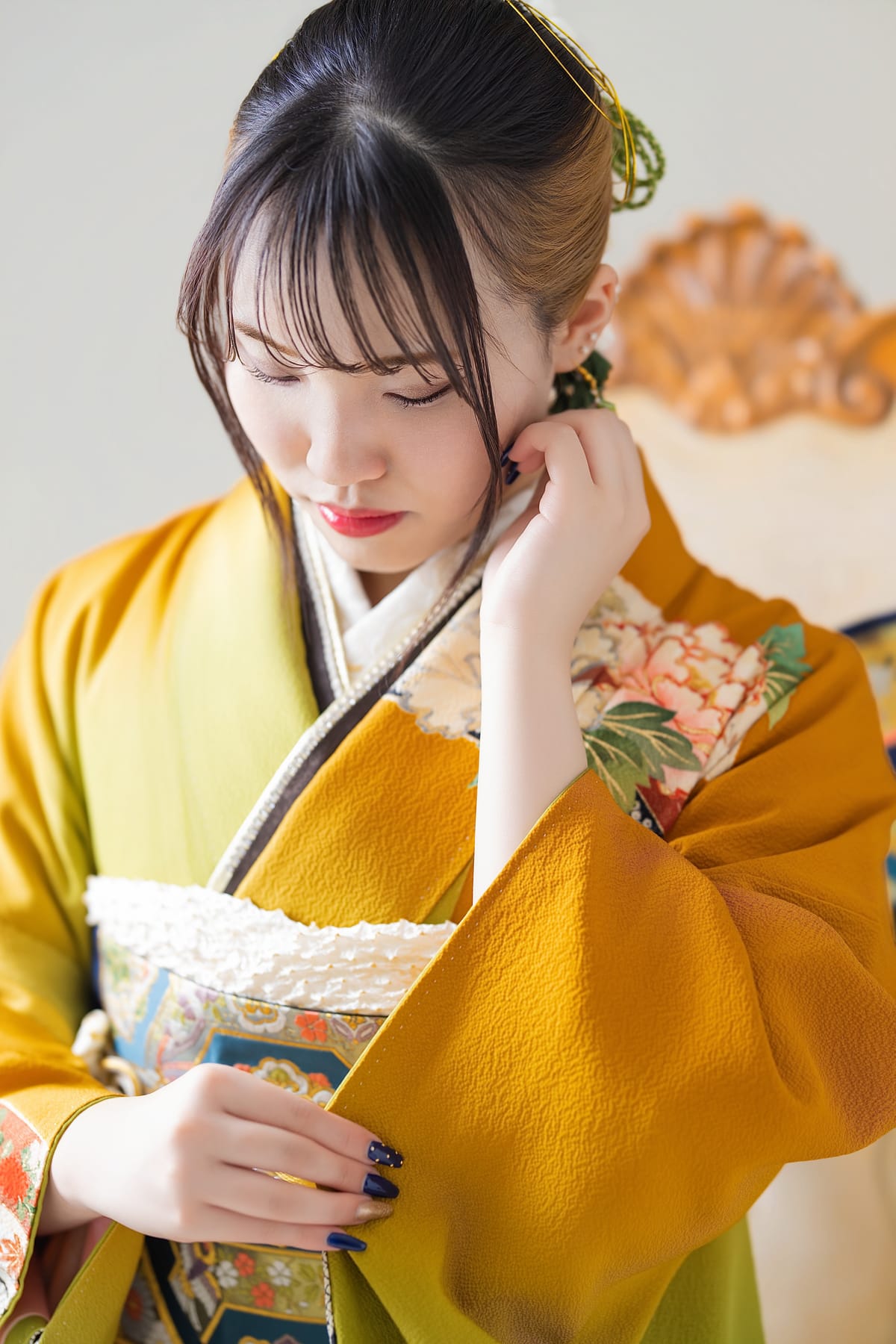 山吹色の振袖。衿元と袖口が見える寄りの姿