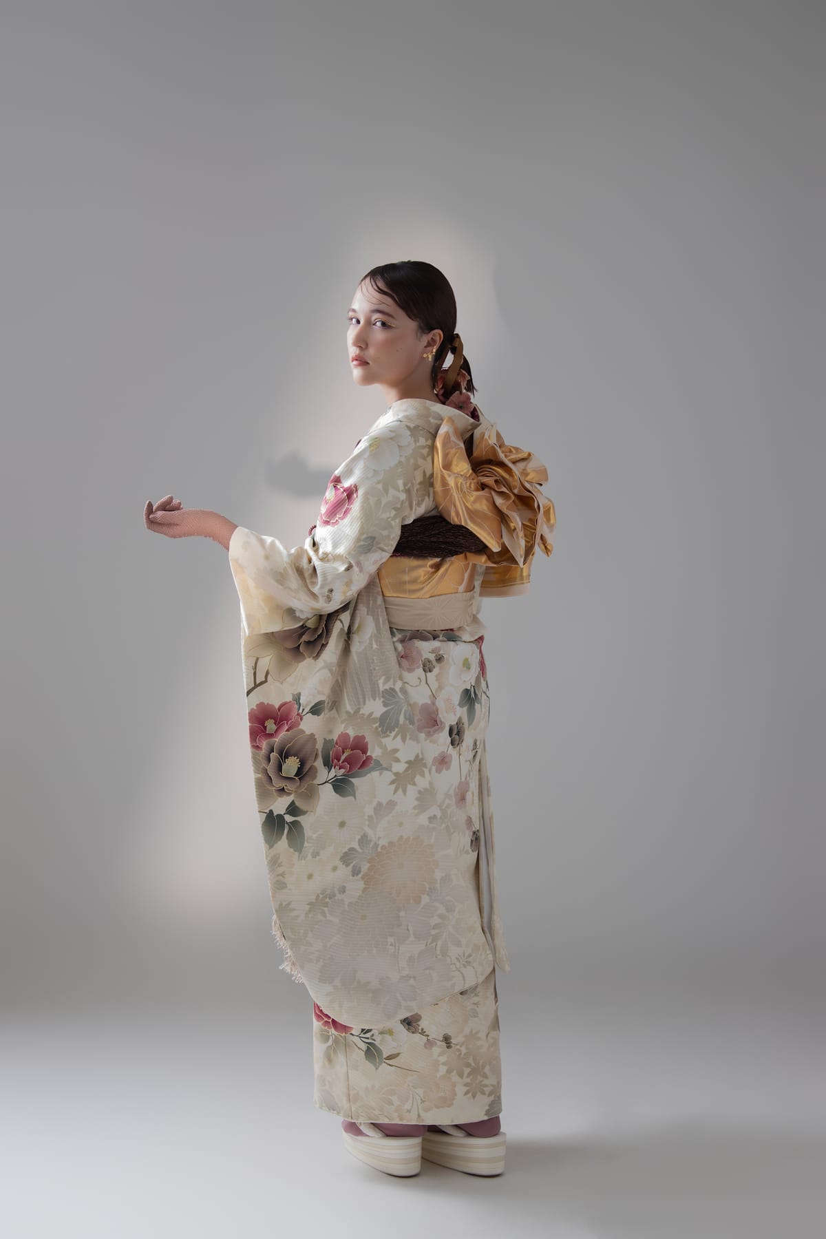 生成りに花の振袖。後ろ姿から振り返る全身