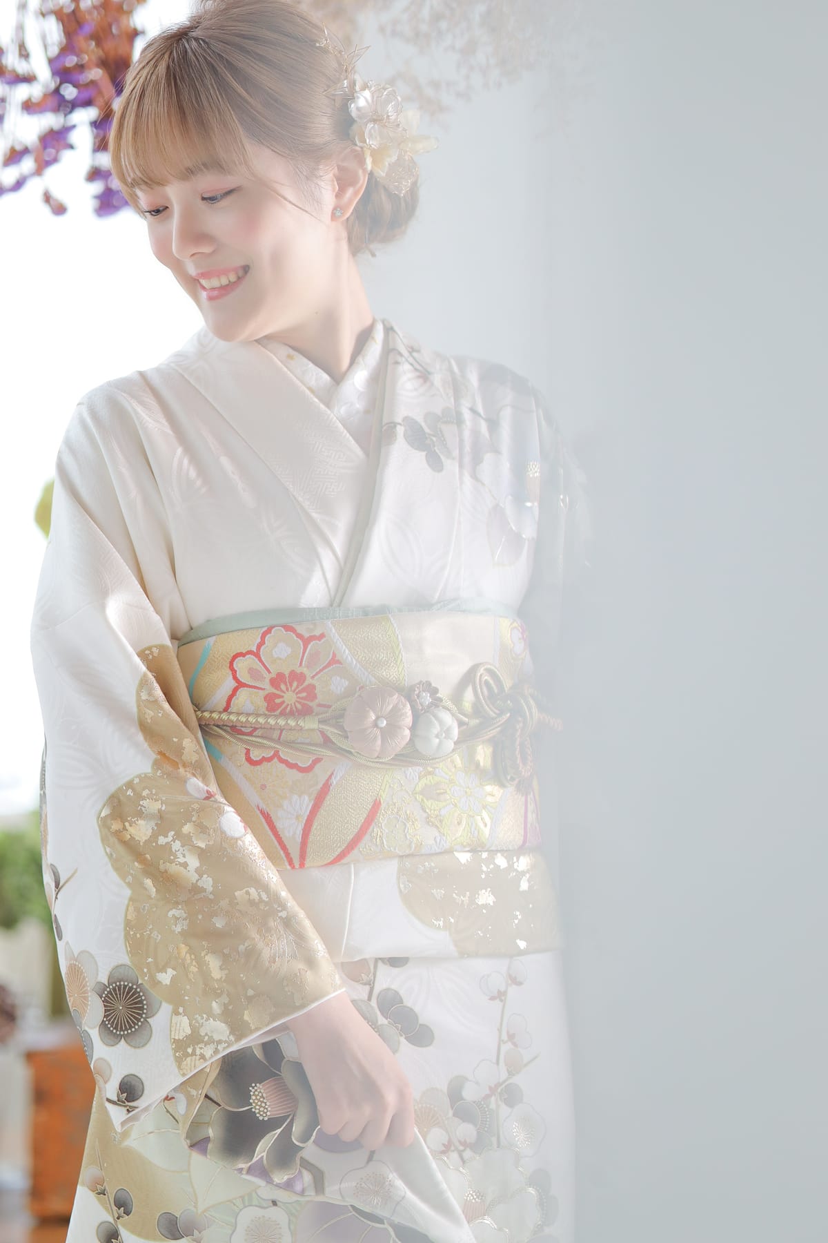 白地に花の振袖。目線を落とした上半身