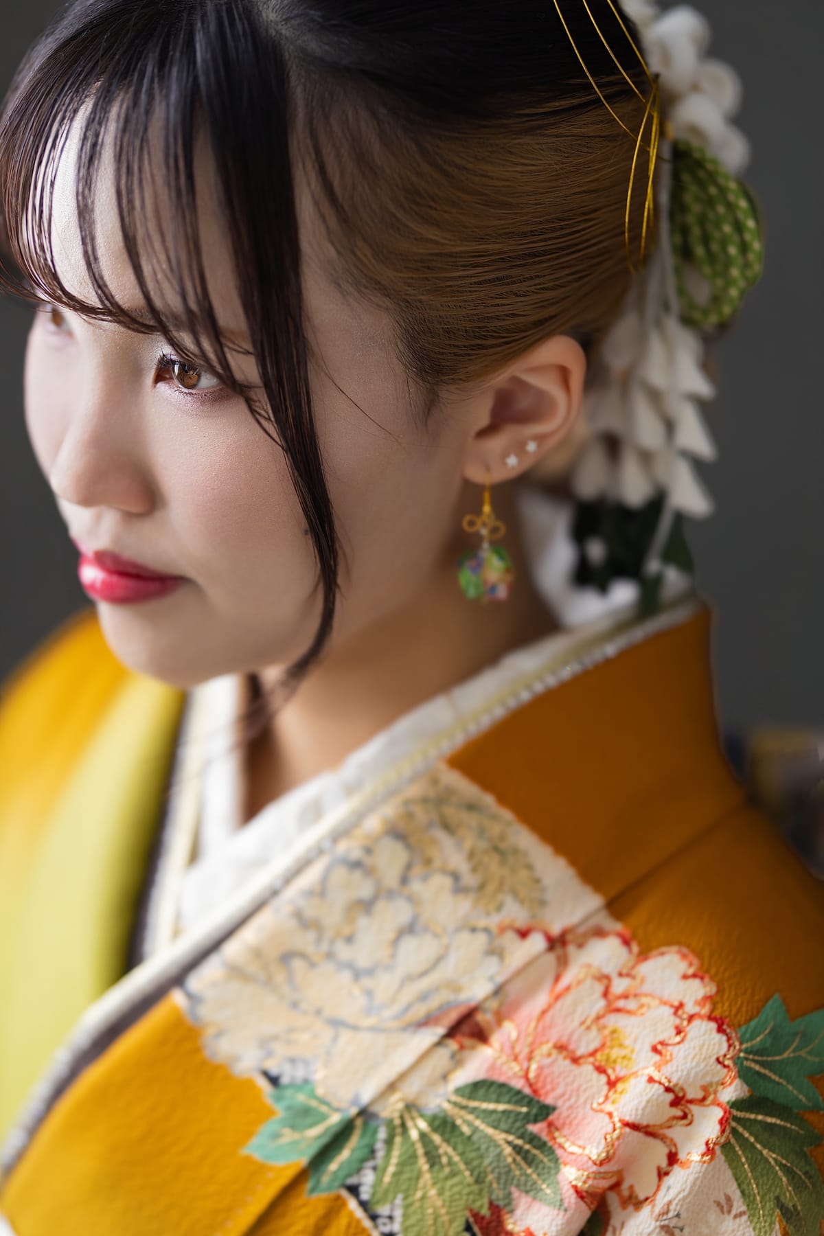山吹の振袖。衿元と髪飾りが写る寄り