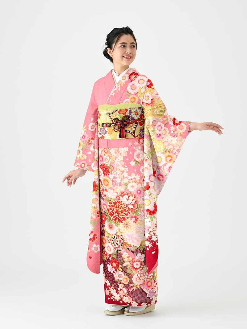 ピンクの振袖を着た成人式の前撮り写真