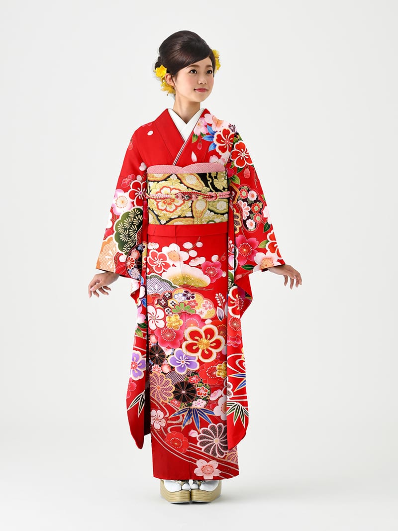 赤の振袖を着た成人式の前撮り写真