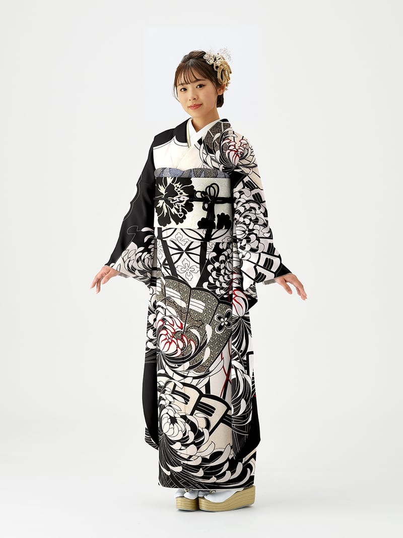 黒の振袖を着た成人式の前撮り写真
