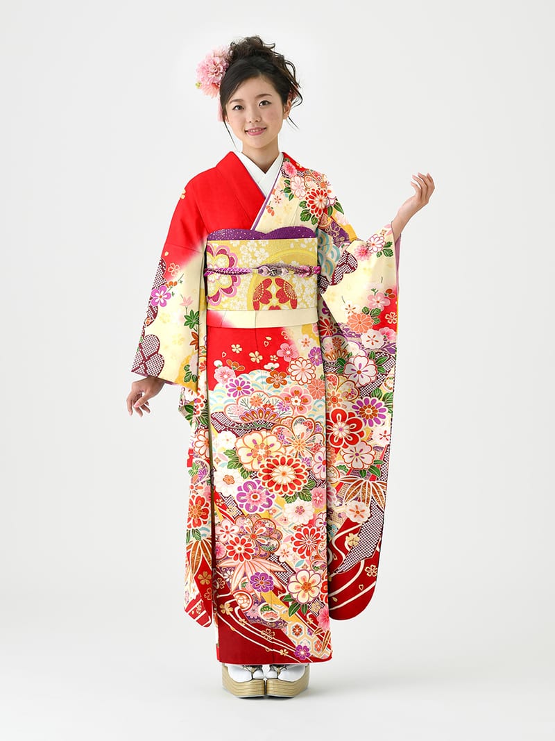 赤の振袖を着た成人式の前撮り写真