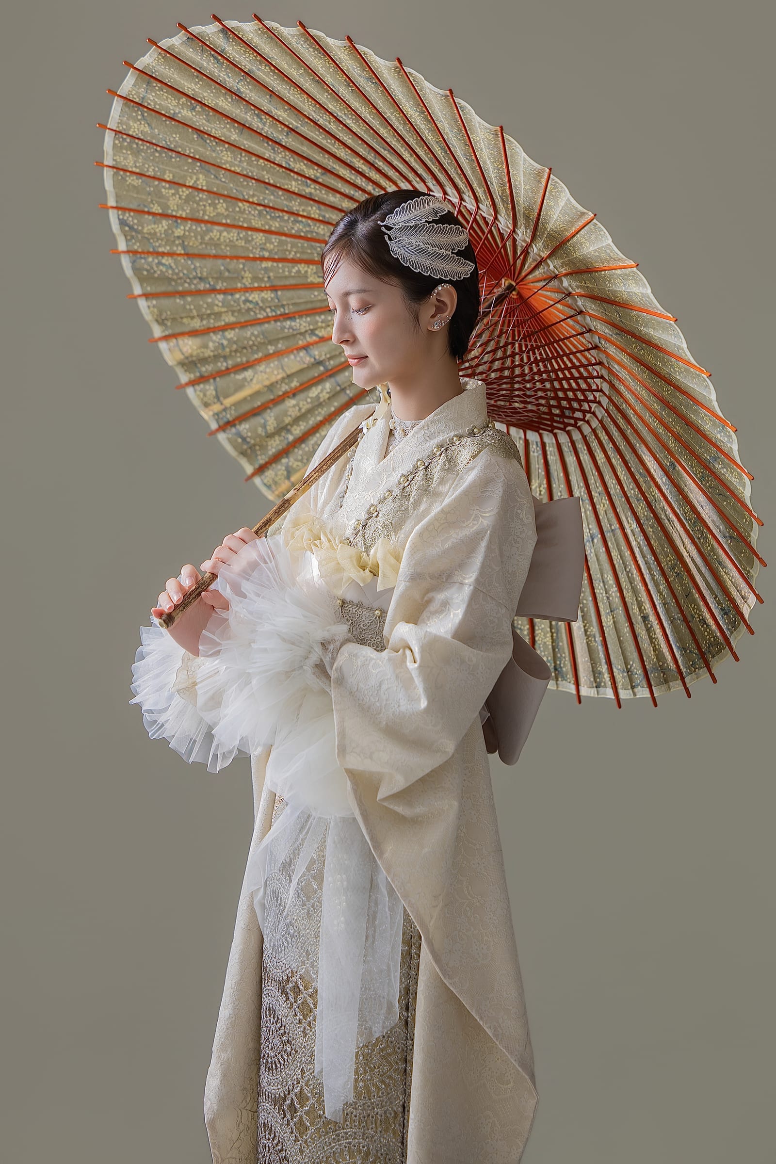 白・ベージュの振袖を着た成人式の前撮り写真(7/10)