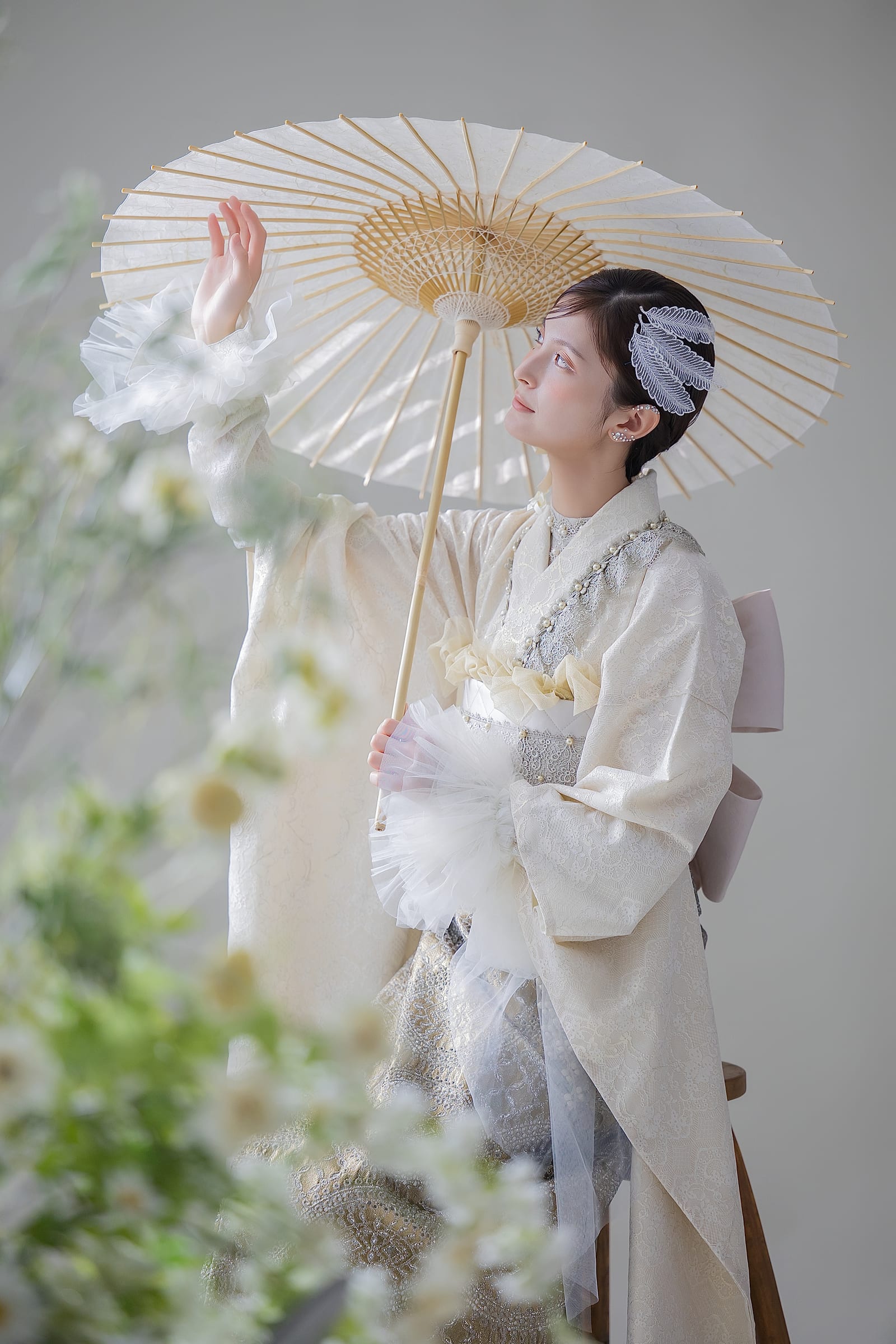 白・ベージュの振袖を着た成人式の前撮り写真(9/10)