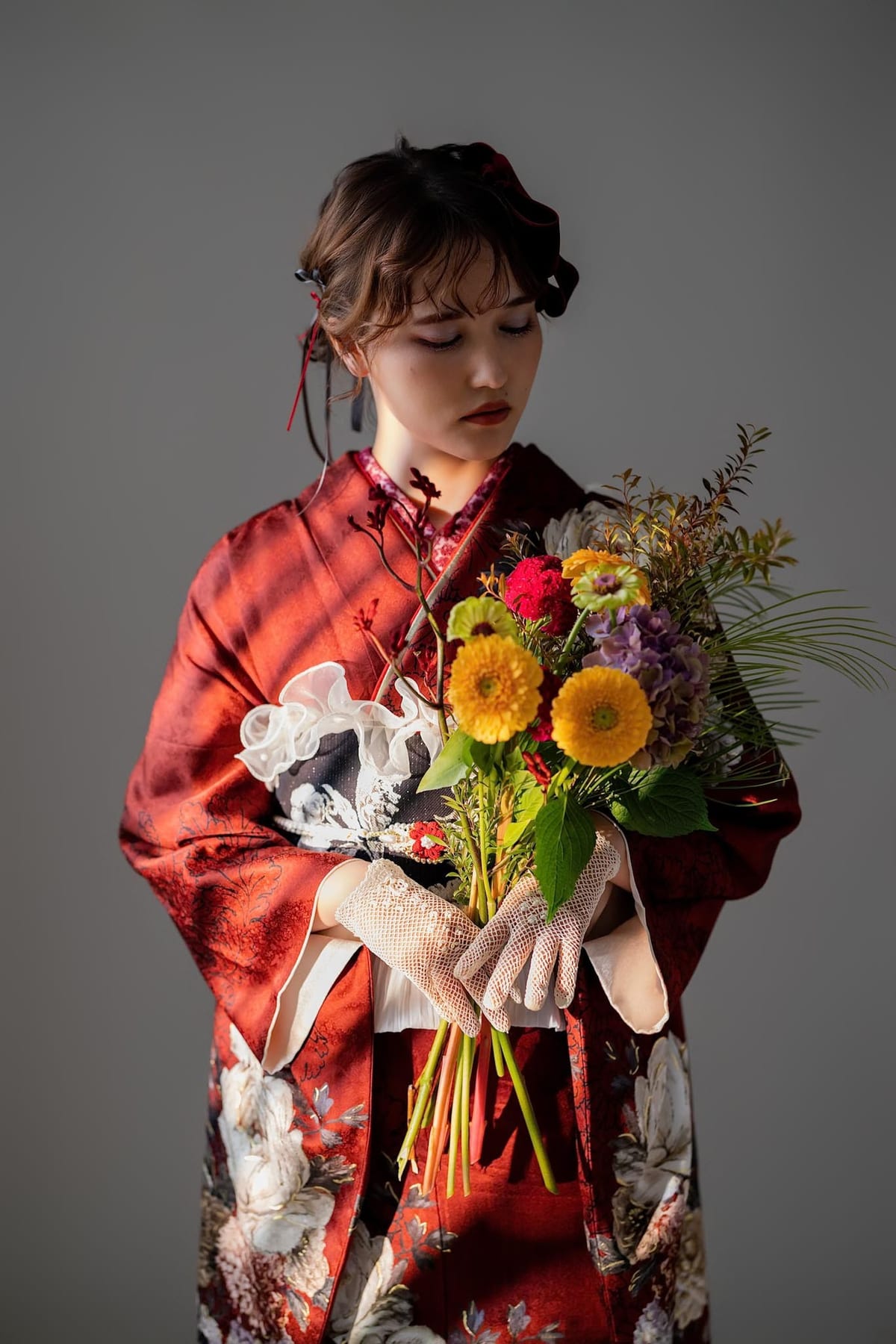 大きな花束を持つと視線が集まり、柄の情報量とバランスが取れます。
